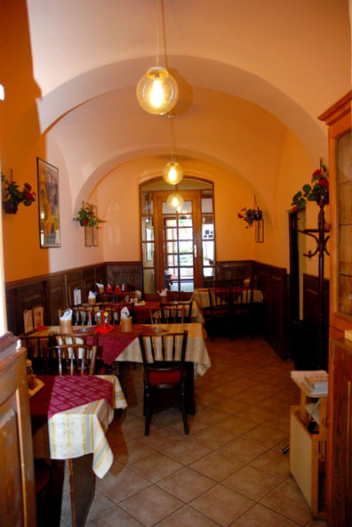 Interiér s výhledem k oknům